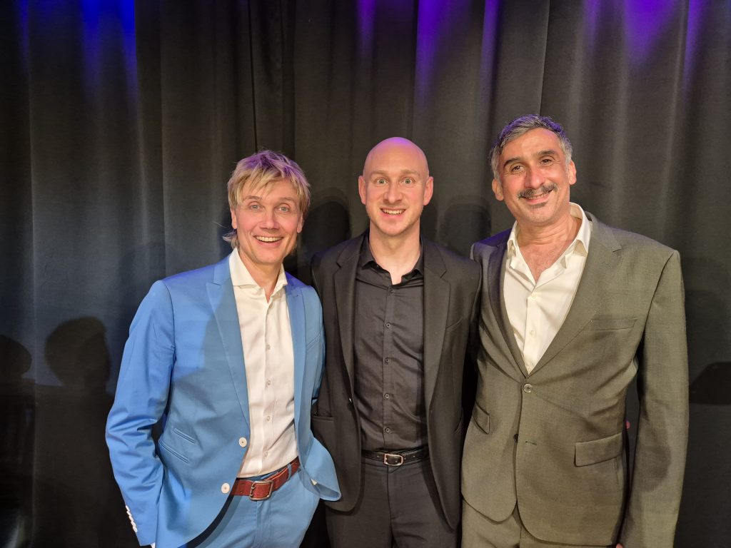 Andreas Bieber und Gianni Meurer präsentierten, begleitet von Sebastian Brand am Flügel, dem begeisterten Publikum im Bürgersaal einen unvergesslichen Abend rund um das Leben und die Lieder von Udo Jürgens.