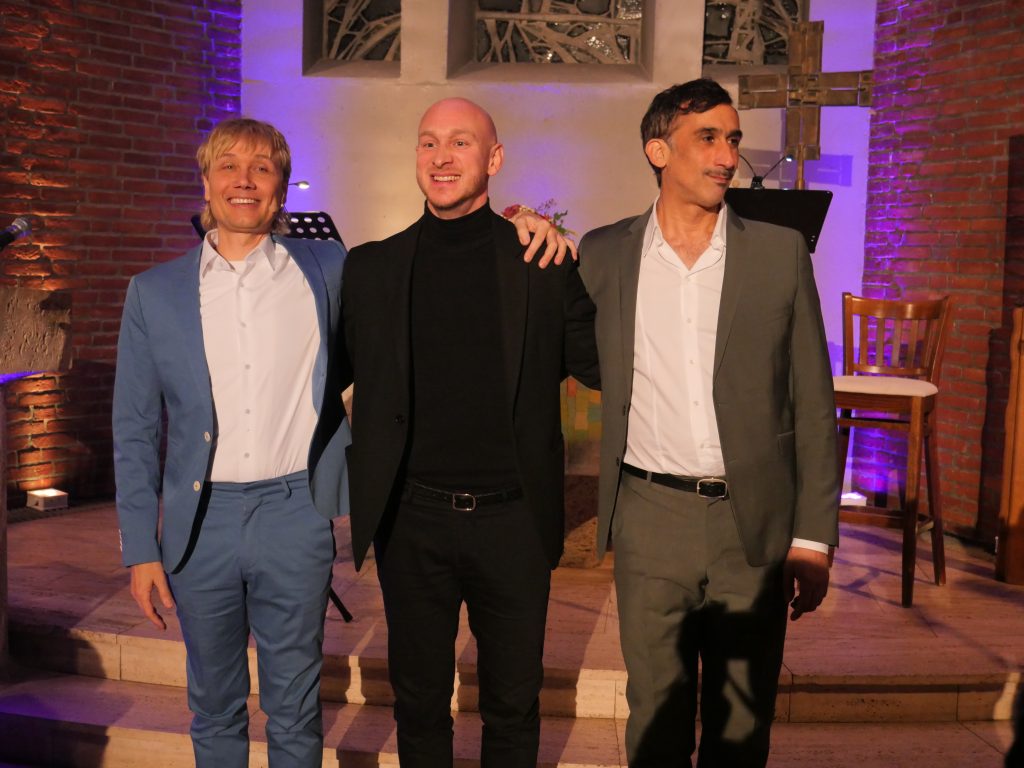 Andreas Bieber und Gianni Meurer präsentierten, begleitet von Sebastian Brand am Klavier, dem begeisterten Publikum in der ausverkauften Auferstehungskirche einen unvergesslichen Abend rund um das Leben und die Lieder von Udo Jürgens.