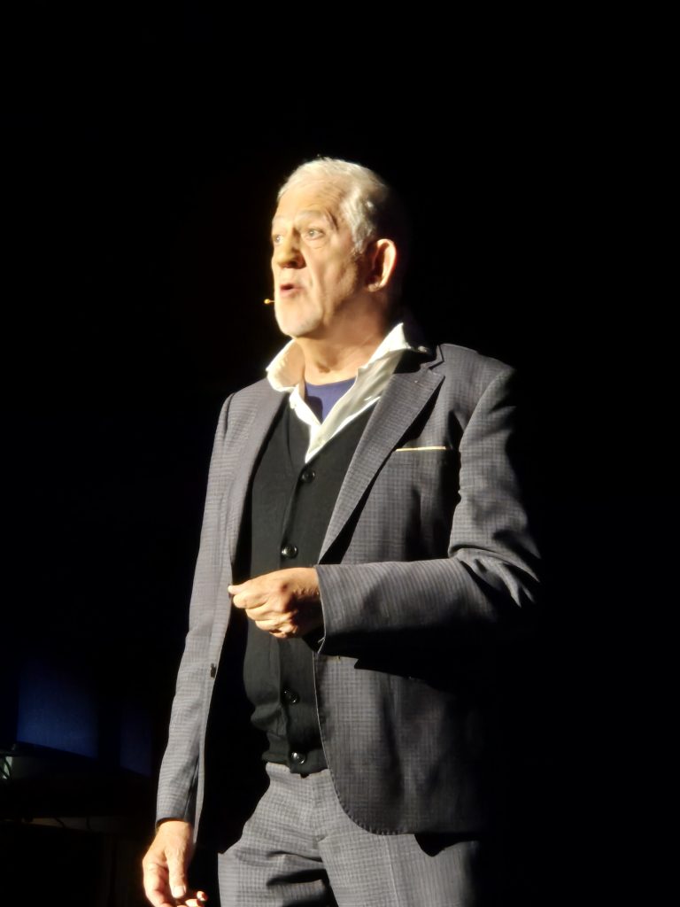 Licht aus! Spot an! ... Ilja Richter präsentierte zusammen mit dem Pianisten Harry Ermer seine 